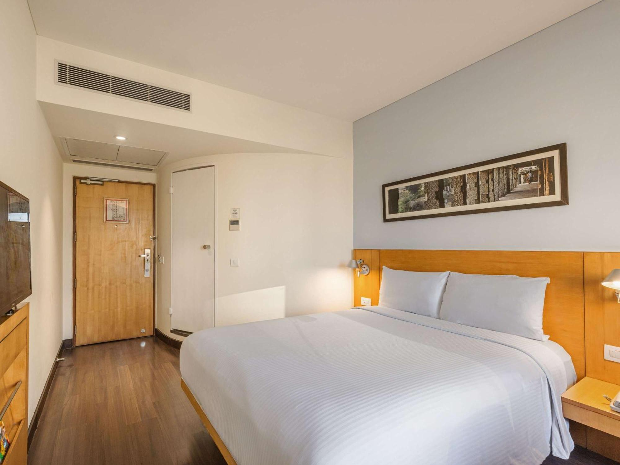 Отель Ibis Bengaluru Hosur Road - An Accor Brand Экстерьер фото